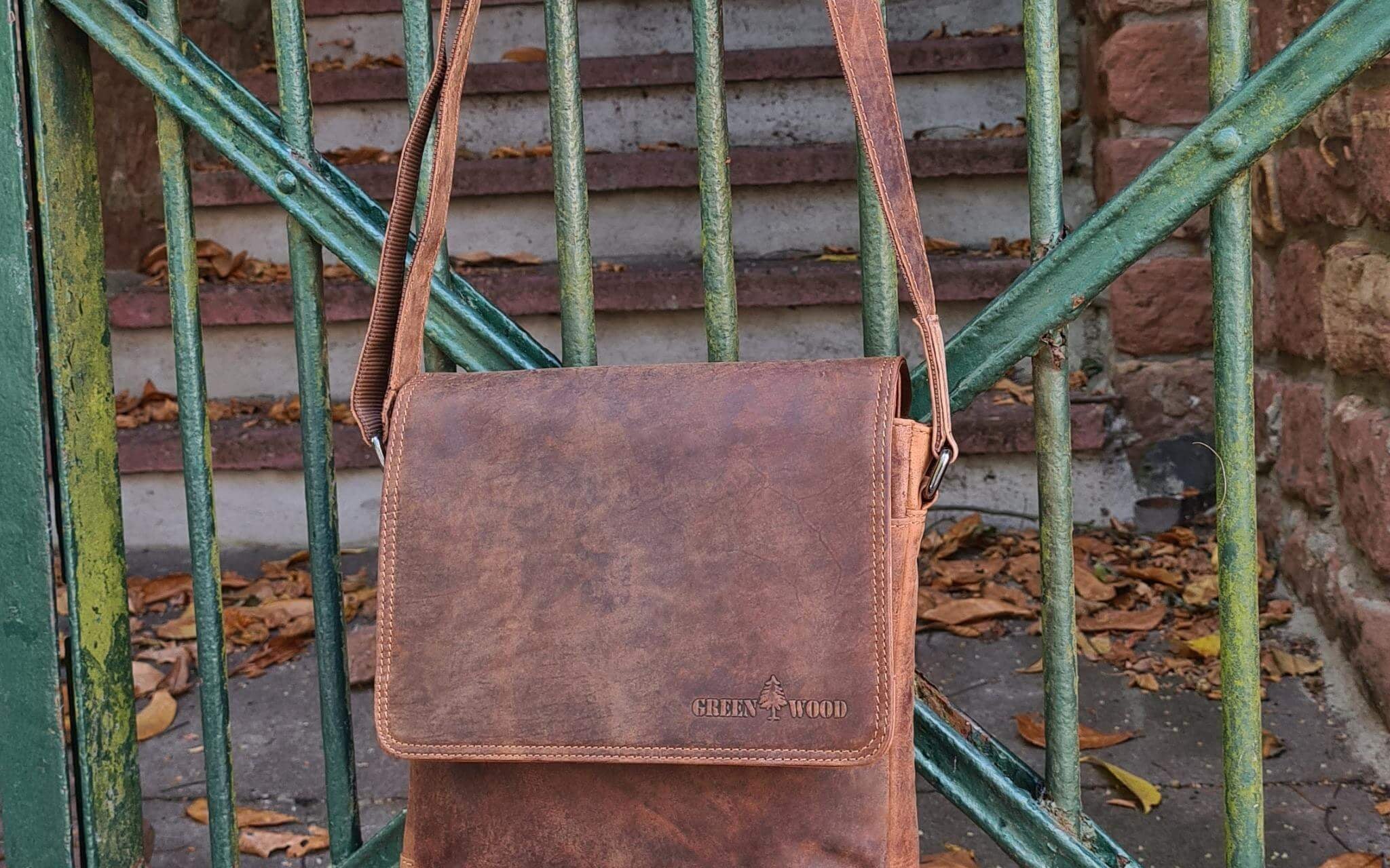 Kleine Umhängetasche für Herren aus echtem Leder in Sandel und Schwarz – kompakte Crossbody Bag mit verstellbarem Schulterriemen