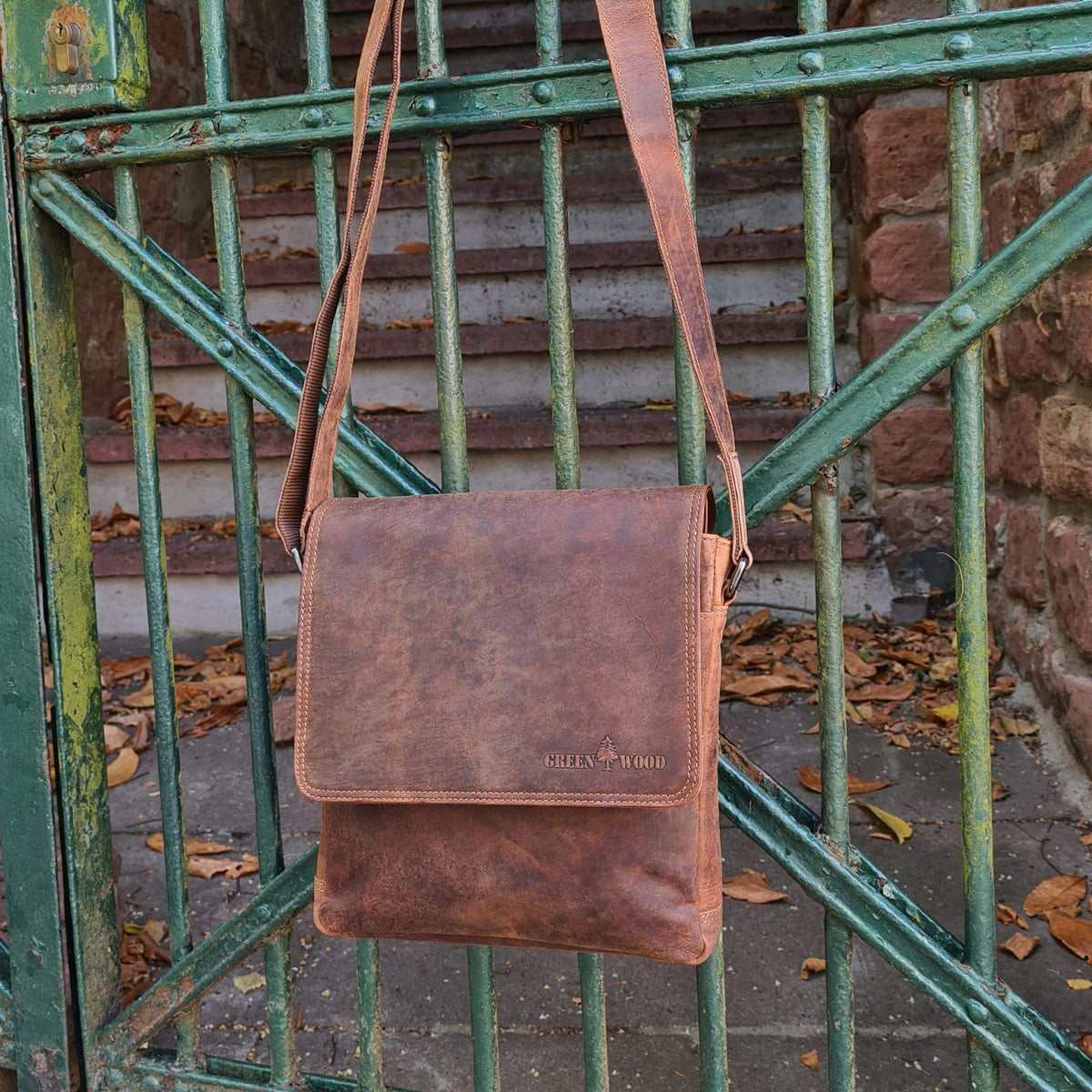 Kleine Umhängetasche für Herren aus echtem Leder in Sandel und Schwarz – kompakte Crossbody Bag mit verstellbarem Schulterriemen